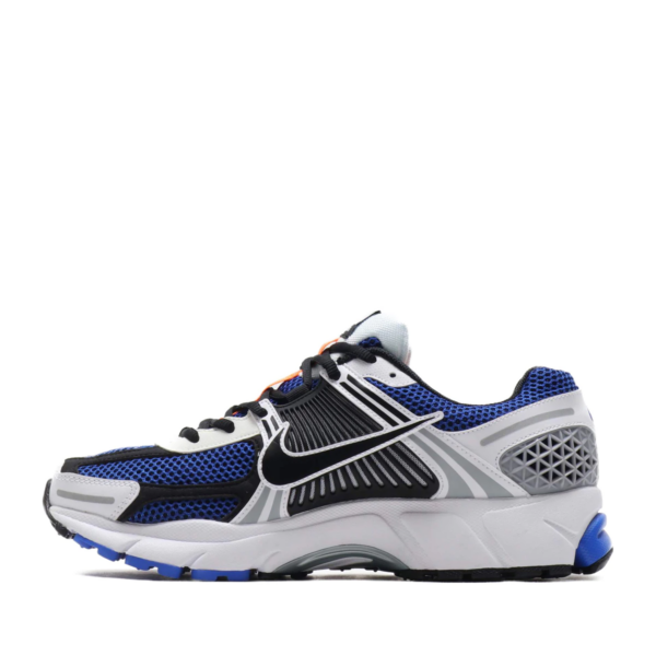 NIKE VOMERO 5 SE SP WHITE/RACER BLUE-BLACK-SAIL