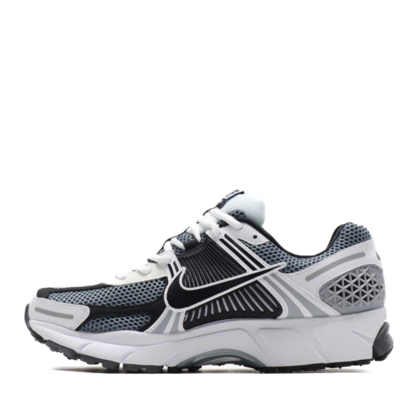 NIKE VOMERO 5 SE SP DARK GREY/BLACK-WHITE-SAIL