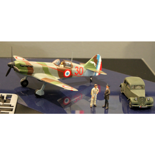 1/48 Dewoitine D.520 Ace Boarding Machine (with Staff Car)