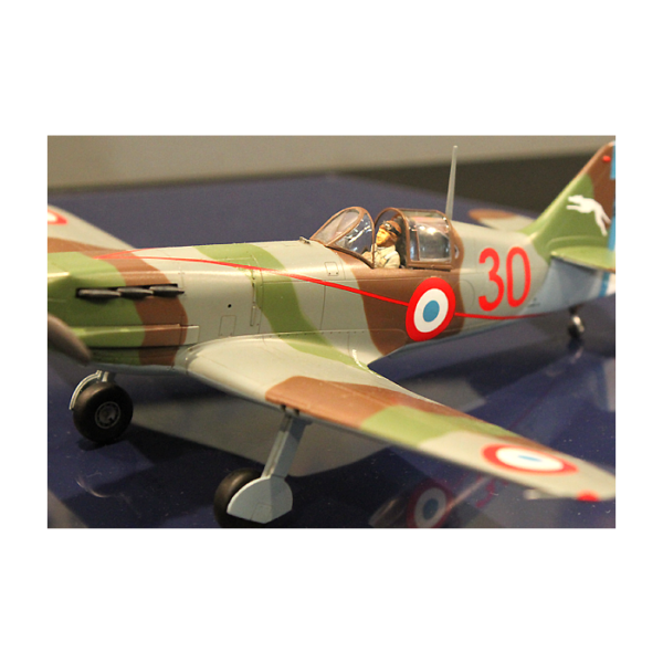 1/48 Dewoitine D.520 Ace Boarding Machine (with Staff Car)