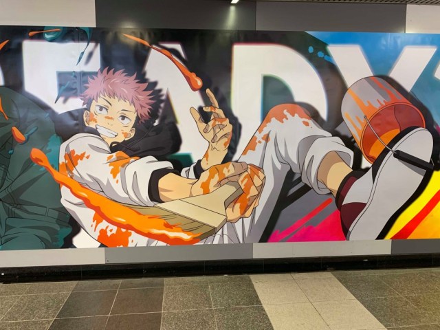 Titip-Jepang-Blog-Art-Wall-Jujutsu-Kaisen-Menghiasi-Lorong-Stasiun-Shibuya