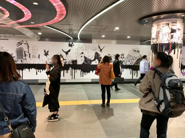 Titip-Jepang-Blog-Art-Wall-Jujutsu-Kaisen-Menghiasi-Lorong-Stasiun-Shibuya