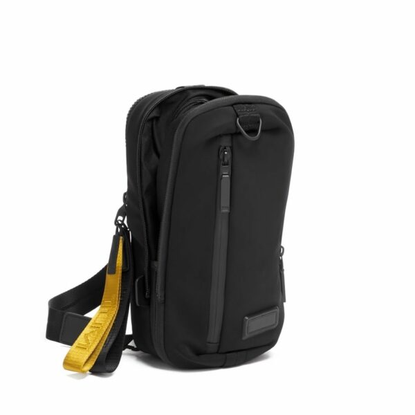 TUMI TAHOE "Lookout" Expandable Sling (COLOR:BLACK)