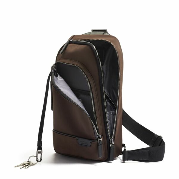 TUMI HARRISON "Gregory" Sling (COLOR:Dark brown)