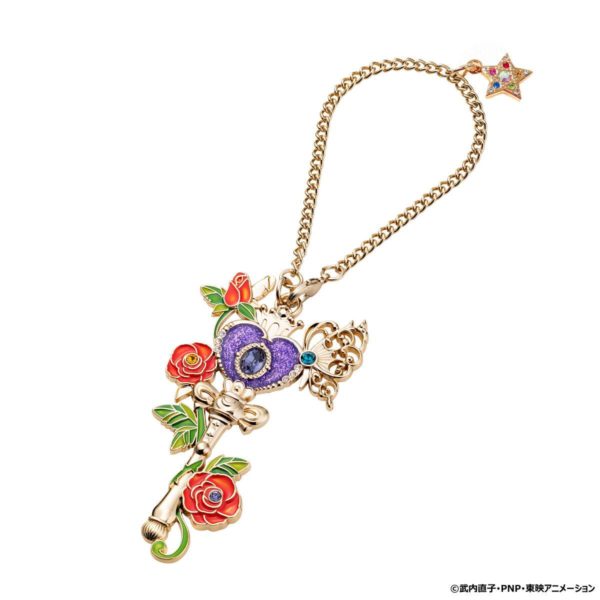 Bishoujo Senshi Sailor Moon" x ANNA SUI items are now available! [Bishoujo Senshi Sailor Moon x ANNA SUI Bag Charm] This bag charm is designed by combining the iconic rose of ANNA SUI with the Spiral Heart Moon Rod. The heart part is densely studded with glitter, and the rose part is finished with a transparent color to give a deep and gorgeous impression. The glittering star motif is also accented with stones inspired by the 5 sailor warriors. ・ Material: Die-cast, iron, brass, glass ・ Production area: China ・ Size: Motif part 9cm, Chain part 19cm