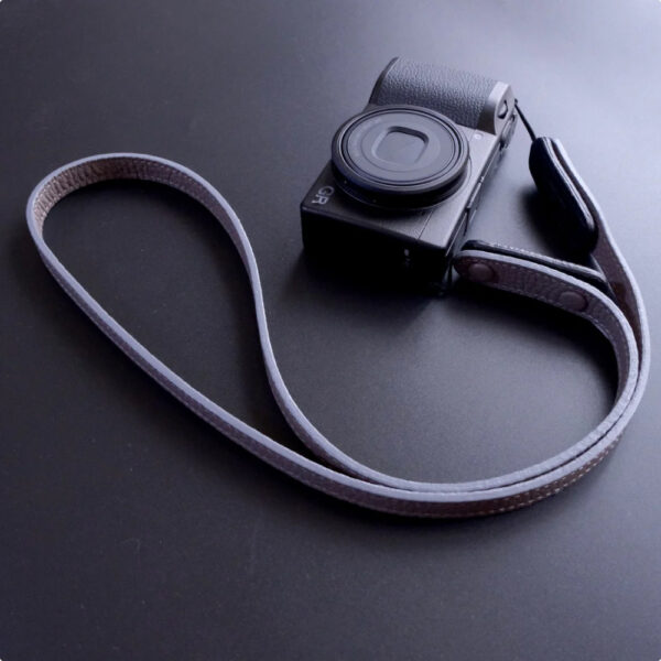 Leather Neck Strap for Ricoh GR - Black INDUSTRIA TOKYO Tingkatkan Gaya Anda dengan Kualitas Tali Leher Kulit GR yang Elegan [EVCS-0624025]