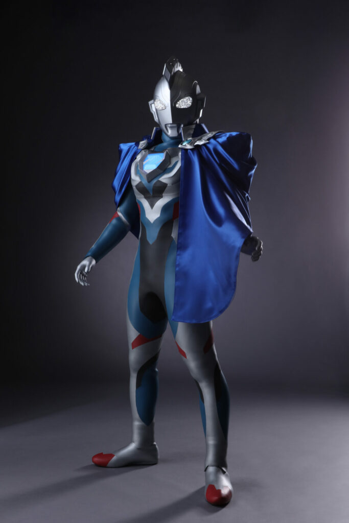 Ultraman Z menggunakan Mantel Ultraman Zero