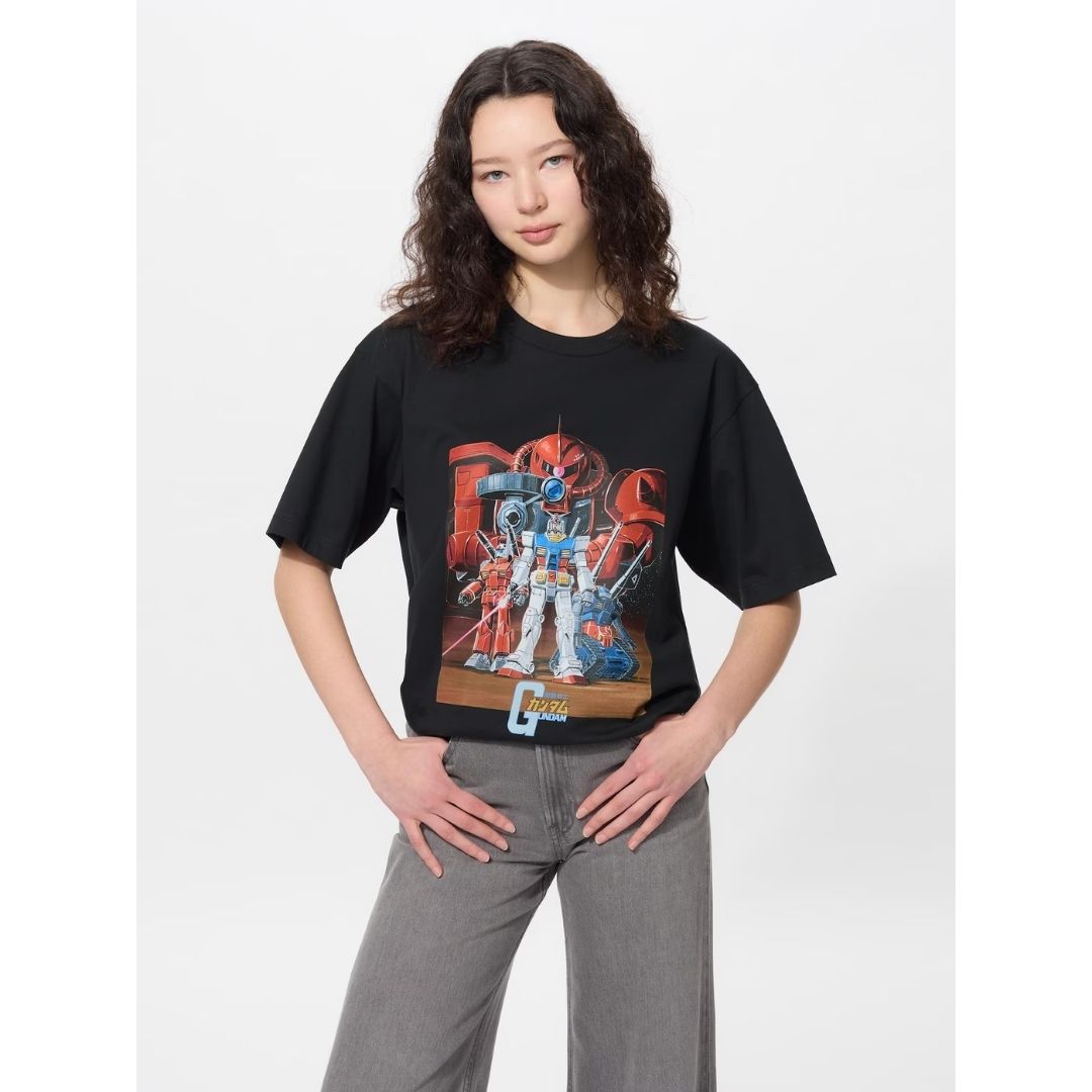 Uniqlo Gundam 45th Anniversary UT Relaxed Fit T-shirt 2 - Kaos Pria Katun Hitam Motif Gundam Klasik Uniqlo Gundam 45th Anniversary UT Relaxed Fit T-shirt 2 - Kaos Pria Katun Hitam Motif Gundam Klasik