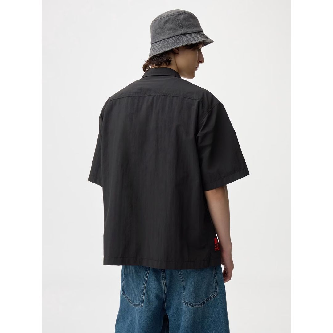 Kemeja GU DEATH STRANDING 2: ON THE BEACH Nylon Double Pocket (Warna: 09 Black): Tampil Misterius Ala Higgs! Kemeja GU DEATH STRANDING 2: ON THE BEACH Nylon Double Pocket (Warna: 09 Black): Tampil Misterius Ala Higgs!