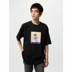 Kaos Uniqlo Disney Art UT Relaxed Fit Unisex (Hitam) 2025 Kaos Uniqlo Disney Art UT Relaxed Fit Unisex (Hitam) 2025