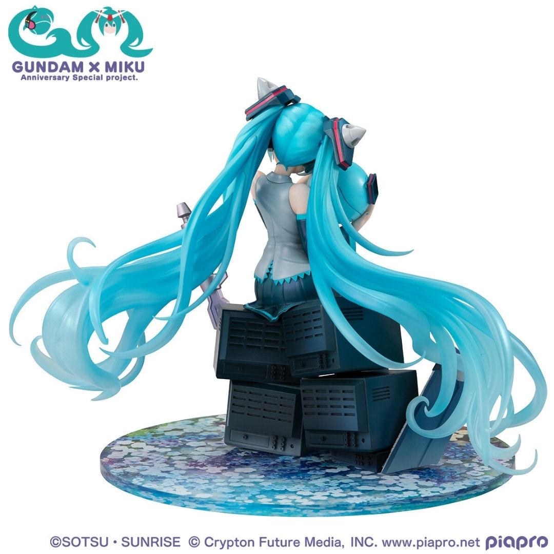 Lucrea Mobile Suit Gundam 45th Anniversary x Hatsune Miku (1/7 Figure) - Gundam x Miku Project