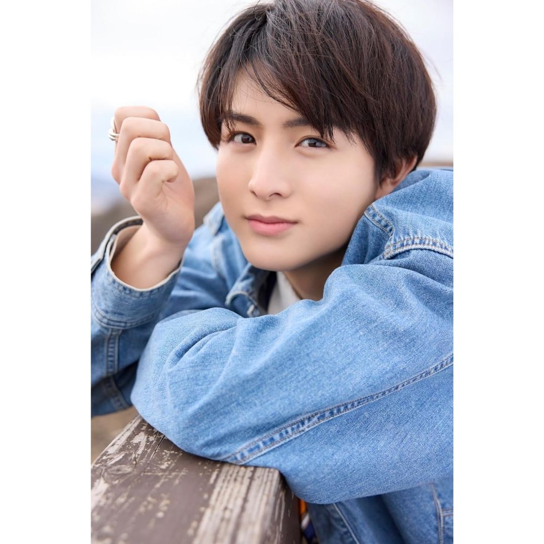 Bullet Train: Kashiwagi Haru First Photobook 19-20